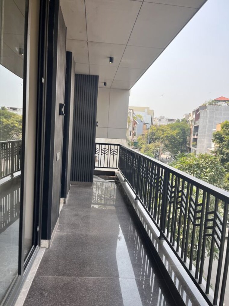 Balcony, kailash colony 4 Bedroom 311 Sq.Yd. Builder Floor In Kailash Colony Delhi 10746708