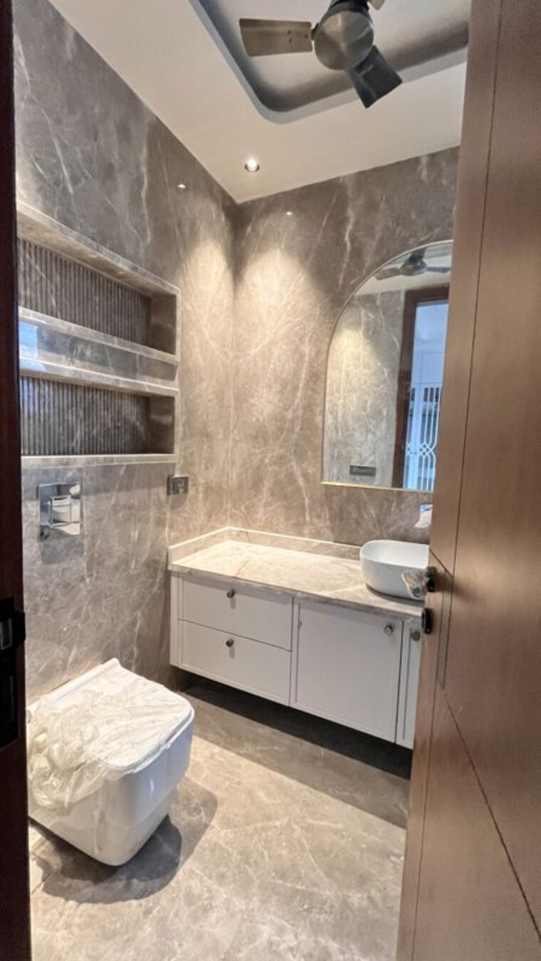 Bathroom, kailash colony 4 Bedroom 311 Sq.Yd. Builder Floor In Kailash Colony Delhi 10746713
