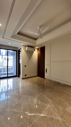Room in 4 BHK Builder Floor at Kailash Colony – for Sale