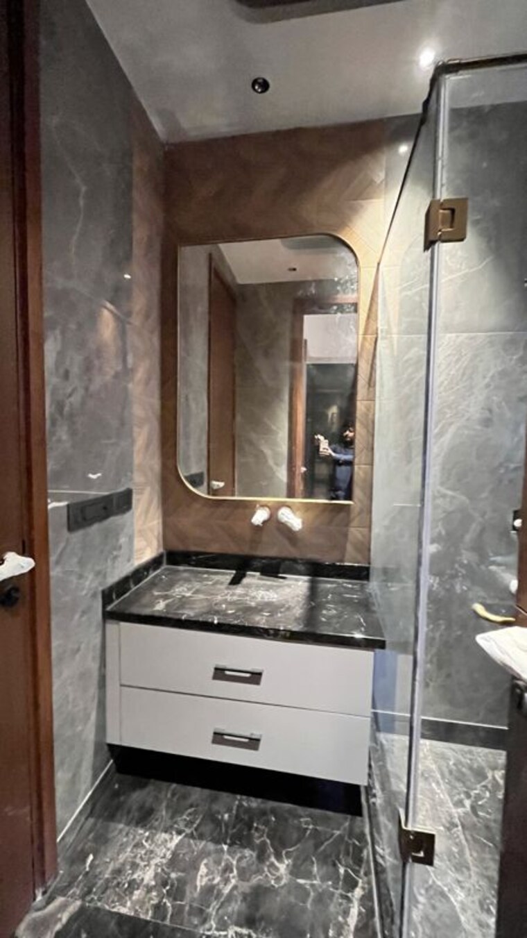 Attached Bathroom, kailash colony 4 Bedroom 311 Sq.Yd. Builder Floor In Kailash Colony Delhi 10746713