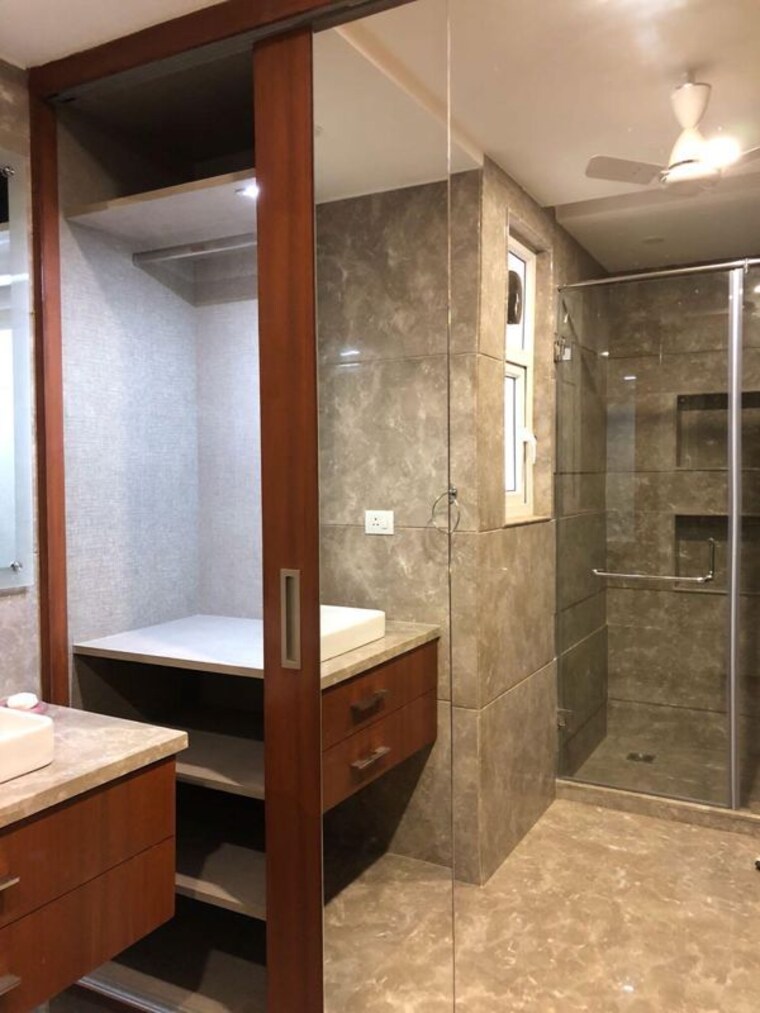 Bathroom, kailash colony 4 Bedroom 350 Sq.Yd. Builder Floor In Kailash Colony Delhi 10746715