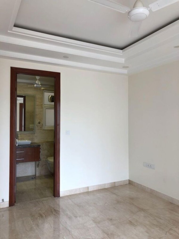 Room, kailash colony 4 Bedroom 350 Sq.Yd. Builder Floor In Kailash Colony Delhi 10746715