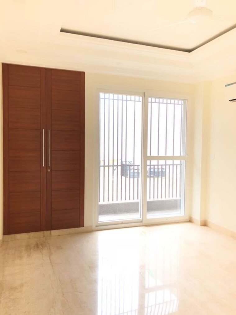 Room, kailash colony 4 Bedroom 350 Sq.Yd. Builder Floor In Kailash Colony Delhi 10746715