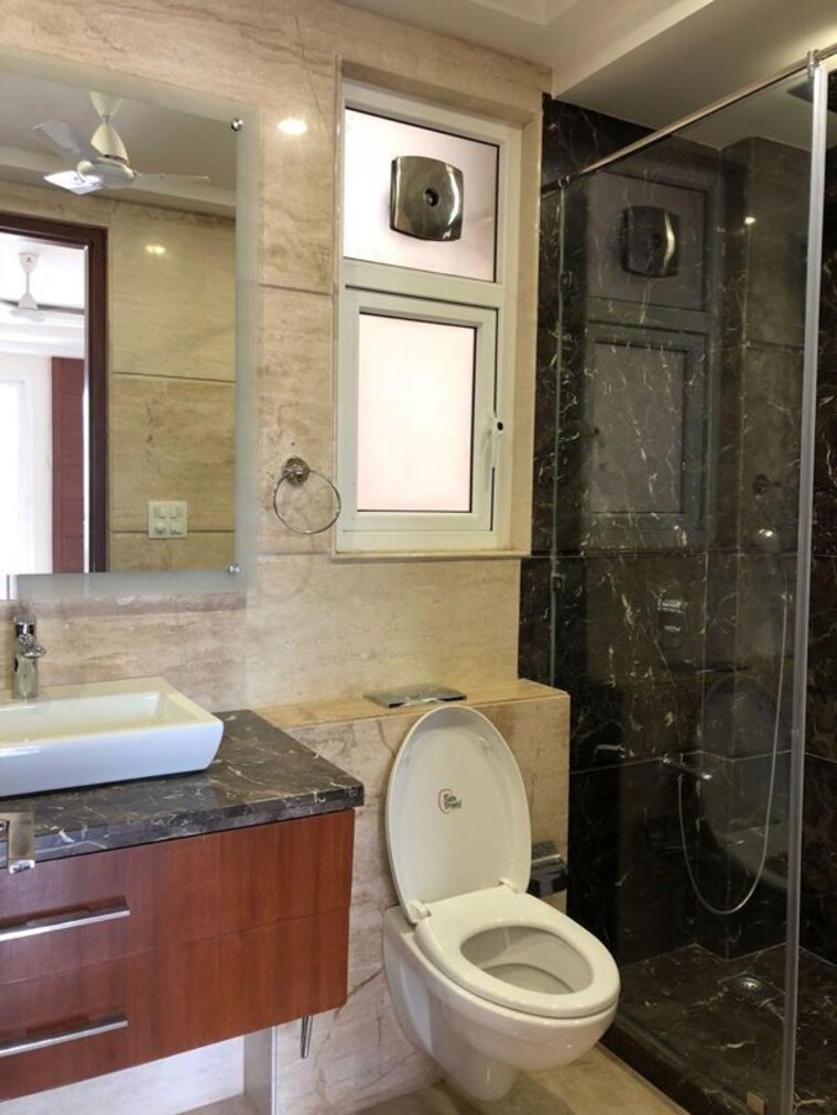 Bathroom, kailash colony 4 Bedroom 350 Sq.Yd. Builder Floor In Kailash Colony Delhi 10746715