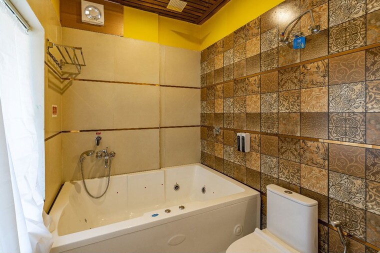 Bathroom, jaypee-green-sun-court-tower-iii 3 Bedroom 3800 Sq.Ft. Apartment In Jaypee Greens Greater Noida 10702773