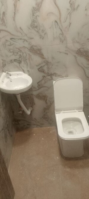 Bathroom in 2.5 BHK Builder Floor at Spring Field, Sector 31 – for Sale