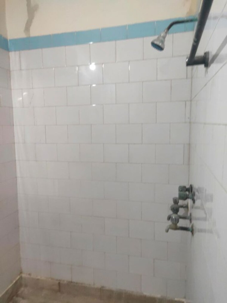 Bathroom, shipra-suncity 2 Bedroom 750 Sq.Ft. Apartment In Vaibhav Khand Ghaziabad 10746901