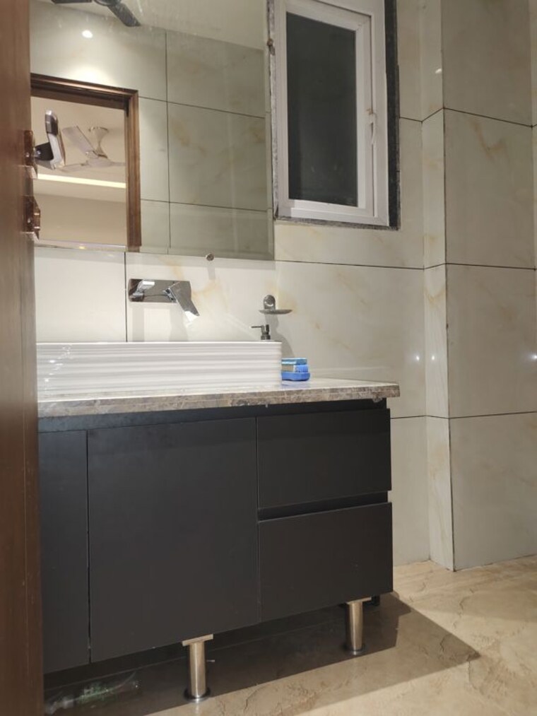 Bathroom, east of kailash 3 Bedroom 1800 Sq.Ft. Builder Floor In East Of Kailash Delhi 10746904