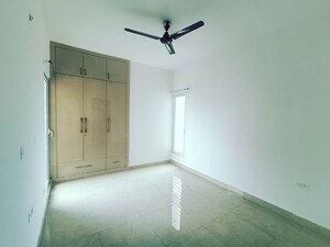 Room in 3 BHK Apartment at Elite Golf Green, Sector 79 – for Rent