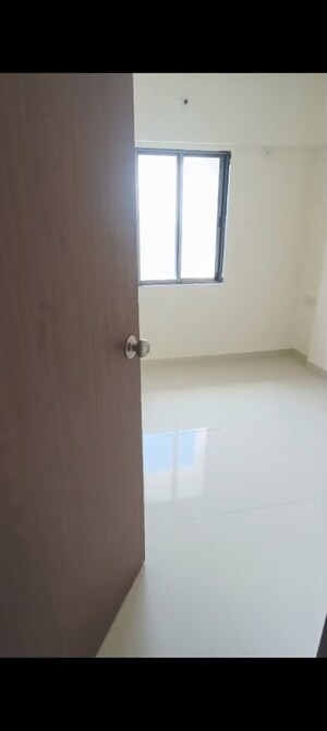 Room in 1 BHK Apartment at Piramal Vaikunth, Balkum Pada – for Rent