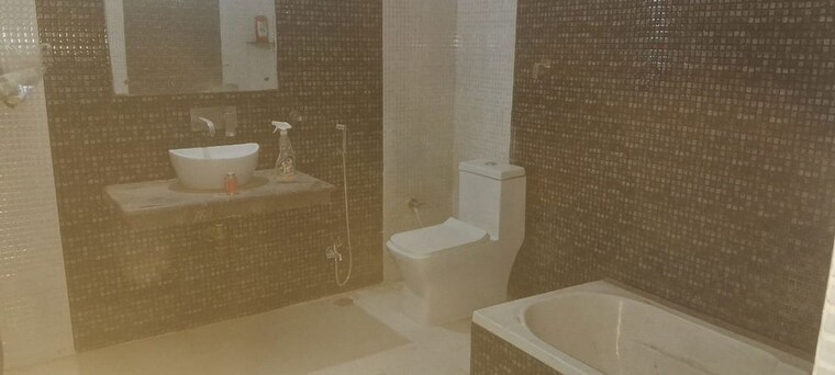 Bathroom, viram khand 1 3 Bedroom 3200 Sq.Ft. Independent House In Viram Khand 1 Lucknow 10747167