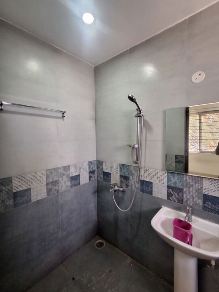 Bathroom, hmt layout 3 Bedroom 1500 Sq.Ft. Apartment In Hmt Layout Bangalore 10747197