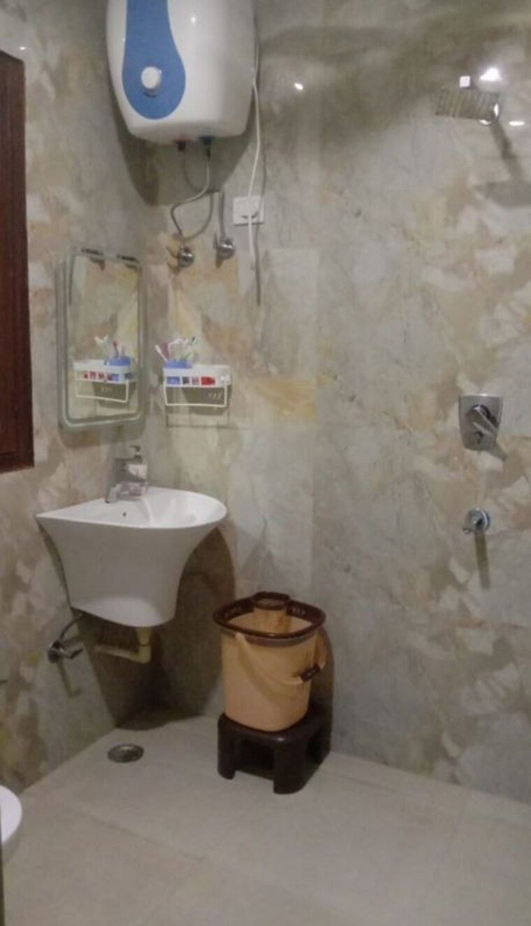 Bathroom, avantika colony 3 Bedroom 240 Sq.Yd. Builder Floor In Avantika Colony Ghaziabad 10747249