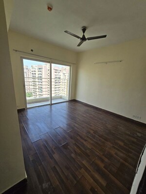 Room in 3 BHK Apartment at Paras Tierea, Sector 137 – for Rent