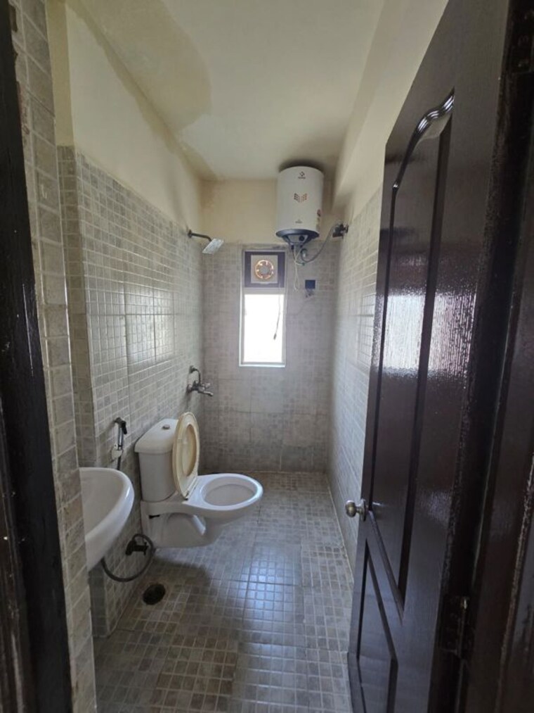 Bathroom, paras-tierea 3 Bedroom 1285 Sq.Ft. Apartment In Sector 137 Noida 10747252