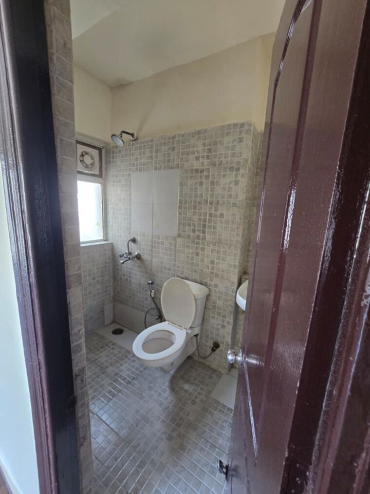 Bathroom, paras-tierea 3 Bedroom 1285 Sq.Ft. Apartment In Sector 137 Noida 10747252
