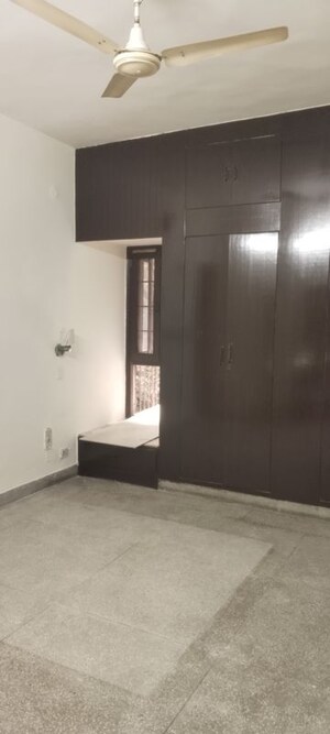Room in 3 BHK Apartment at Sarita Vihar – for Rent