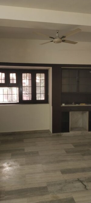 Room in 3 BHK Apartment at Sarita Vihar – for Rent