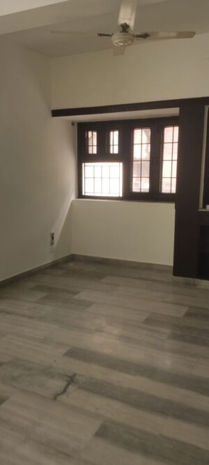 Room in 3 BHK Apartment at Sarita Vihar – for Rent
