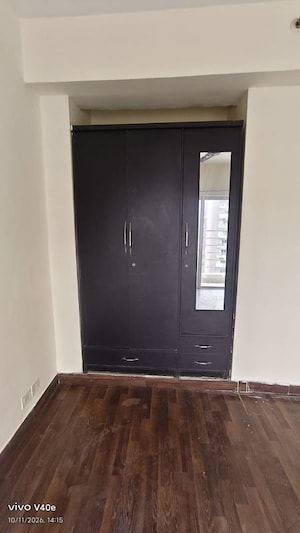 Room in 3 BHK Apartment at Paras Tierea, Sector 137 – for Rent