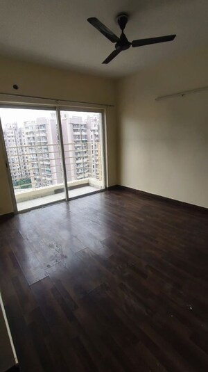 Room in 3 BHK Apartment at Paras Tierea, Sector 137 – for Rent