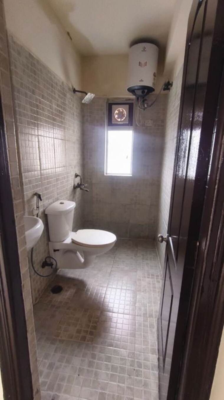 Bathroom, paras-tierea 3 Bedroom 1285 Sq.Ft. Apartment In Sector 137 Noida 10747412