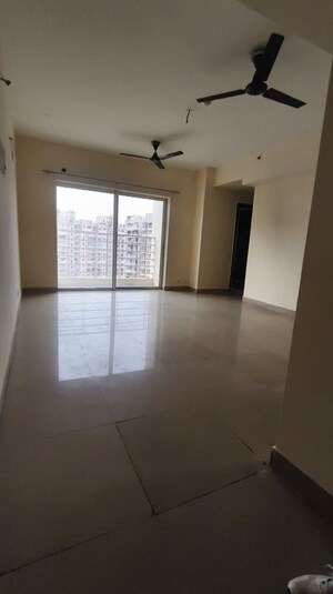 Room in 3 BHK Apartment at Paras Tierea, Sector 137 – for Rent