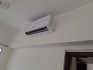 Furnished Amenities in 1 BHK Apartment at Omkar Signet, Malad East – for Rent