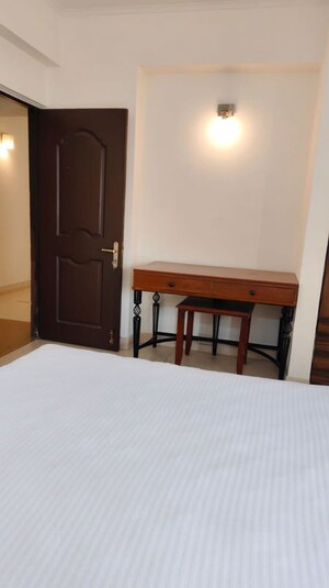 Room in 3.5 BHK Apartment at DLF Park Place, Sector 54 – for Rent