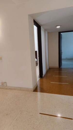 Room in 3.5 BHK Apartment at DLF Park Place, Sector 54 – for Rent