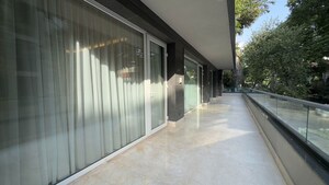 Parking in 3 BHK Apartment at Green Park Extension – for Rent