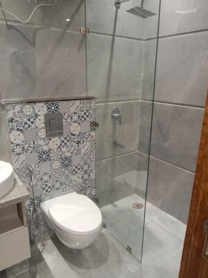 Bathroom in 3 BHK Builder Floor at DLF City Phase IV, Dlf Phase iv – for Rent