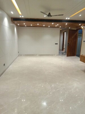 Room in 3 BHK Builder Floor at DLF City Phase IV, Dlf Phase iv – for Rent