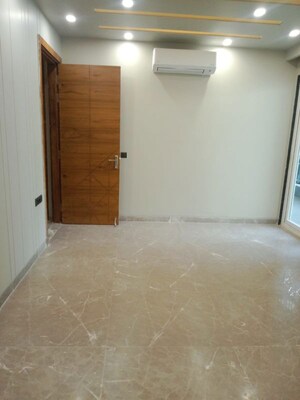 Room in 3 BHK Builder Floor at DLF City Phase IV, Dlf Phase iv – for Rent