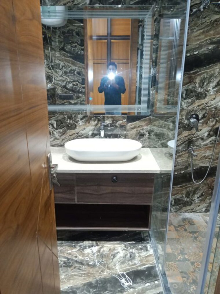 Bathroom, dlf-city-phase-iv 3 Bedroom 360 Sq.Yd. Builder Floor In Dlf Phase iv Gurgaon 10747473