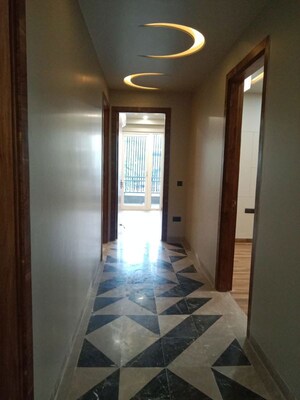 Building Lobby in 3 BHK Builder Floor at DLF City Phase IV, Dlf Phase iv – for Rent