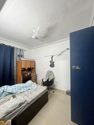 Room in 3 BHK Independent House at Sushant Lok I – for Rent