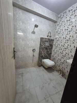 Washroom in 1.5 BHK Builder Floor at Mayur Vihar – for Rent