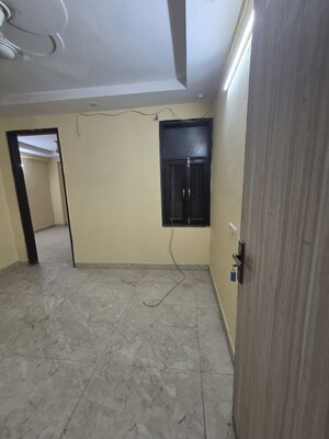 Master Bedroom in 1.5 BHK Builder Floor at Mayur Vihar – for Rent