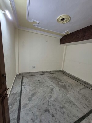 Furnished Amenities in 2.5 BHK Builder Floor at Mayur Vihar – for Rent