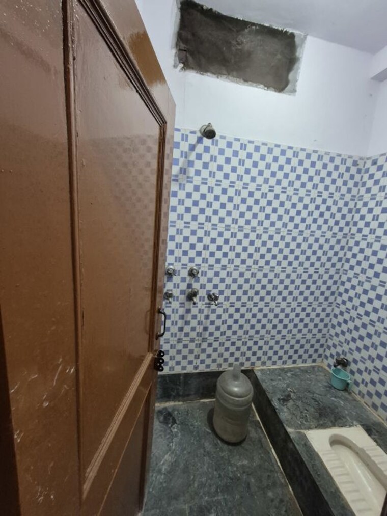 Bathroom, mayur vihar 2.5 Bedroom 600 Sq.Ft. Builder Floor In Mayur Vihar Delhi 10747814