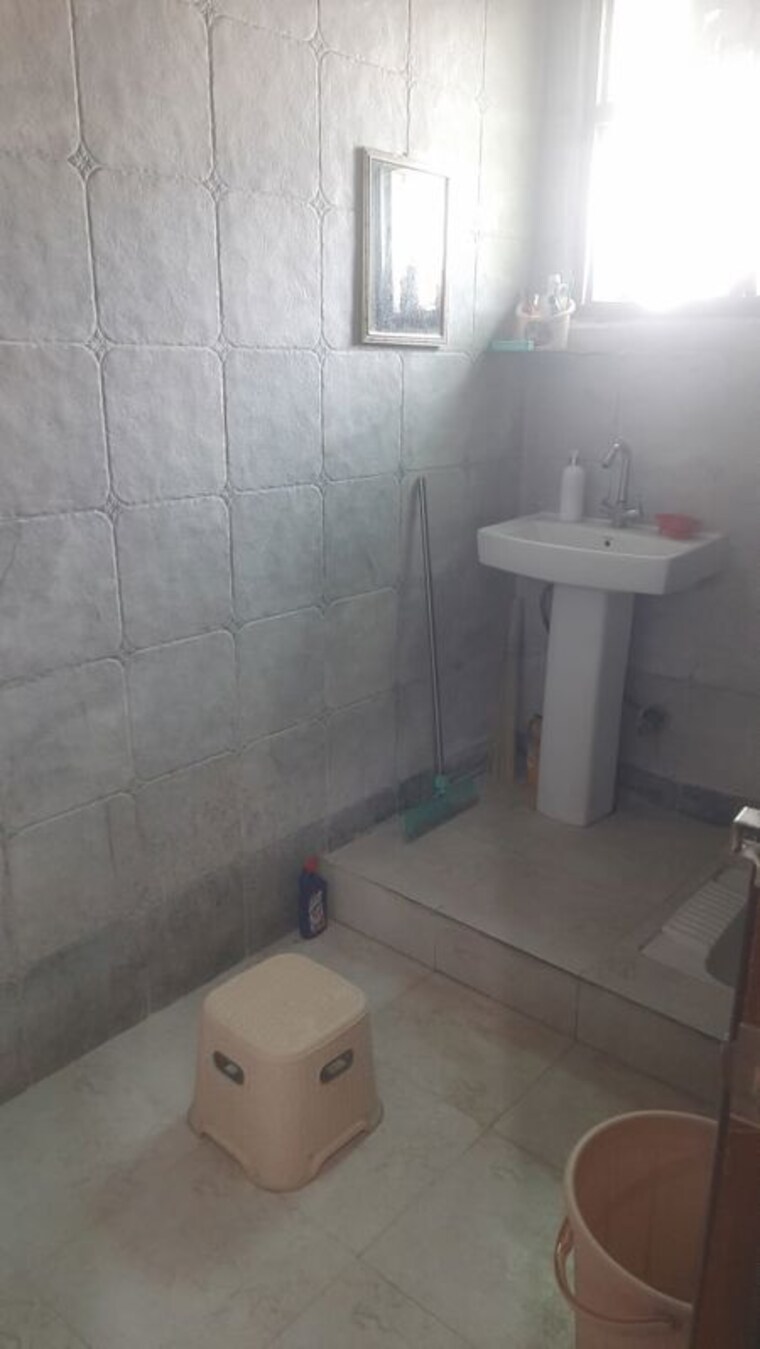 Bathroom, sector 93b 4 Bedroom 300 Sq.Mt. Villa In Sector 93b Noida 10747849