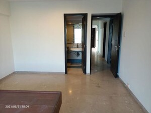 Room in 4 BHK Apartment at L Nagpal Bhagwanti Heights, Khar West – for Rent