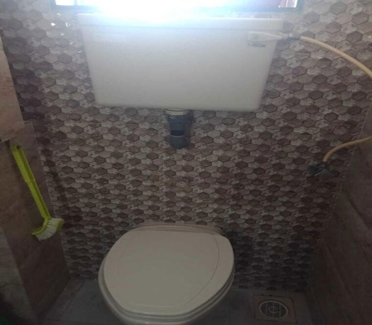 Bathroom, dadar east 1.5 Bedroom 460 Sq.Ft. Apartment In Dadar East Mumbai 10747868