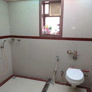 Bathroom in 4 BHK Apartment at Morning Glory Apartment, Pali Hill – for Rent