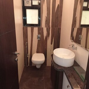 Bathroom in 4 BHK Apartment at Morning Glory Apartment, Pali Hill – for Rent