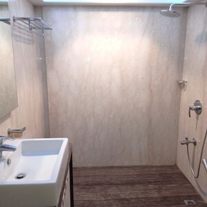 Bathroom in 4 BHK Apartment at Morning Glory Apartment, Pali Hill – for Rent