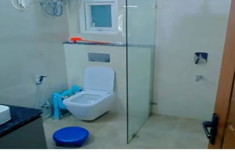 Bathroom, janakpuri 3 Bedroom 150 Sq.Yd. Builder Floor In Janakpuri Delhi 10747865