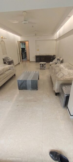 Team Area in 4 BHK Apartment at Bandra West – for Rent