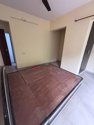 Room in 1.5 BHK Apartment at Suvrat CHS, Tembhi Naka – for Sale